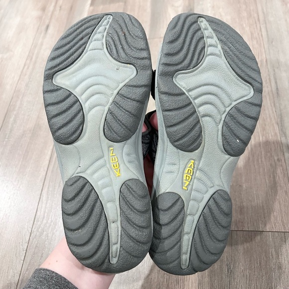 Keen Gray Patterned Women's Sandals - Picture 4 of 6